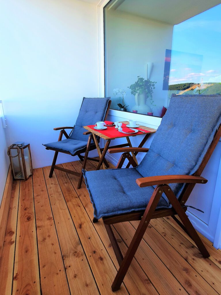 Der Balkon lädt zum Verweilen ein